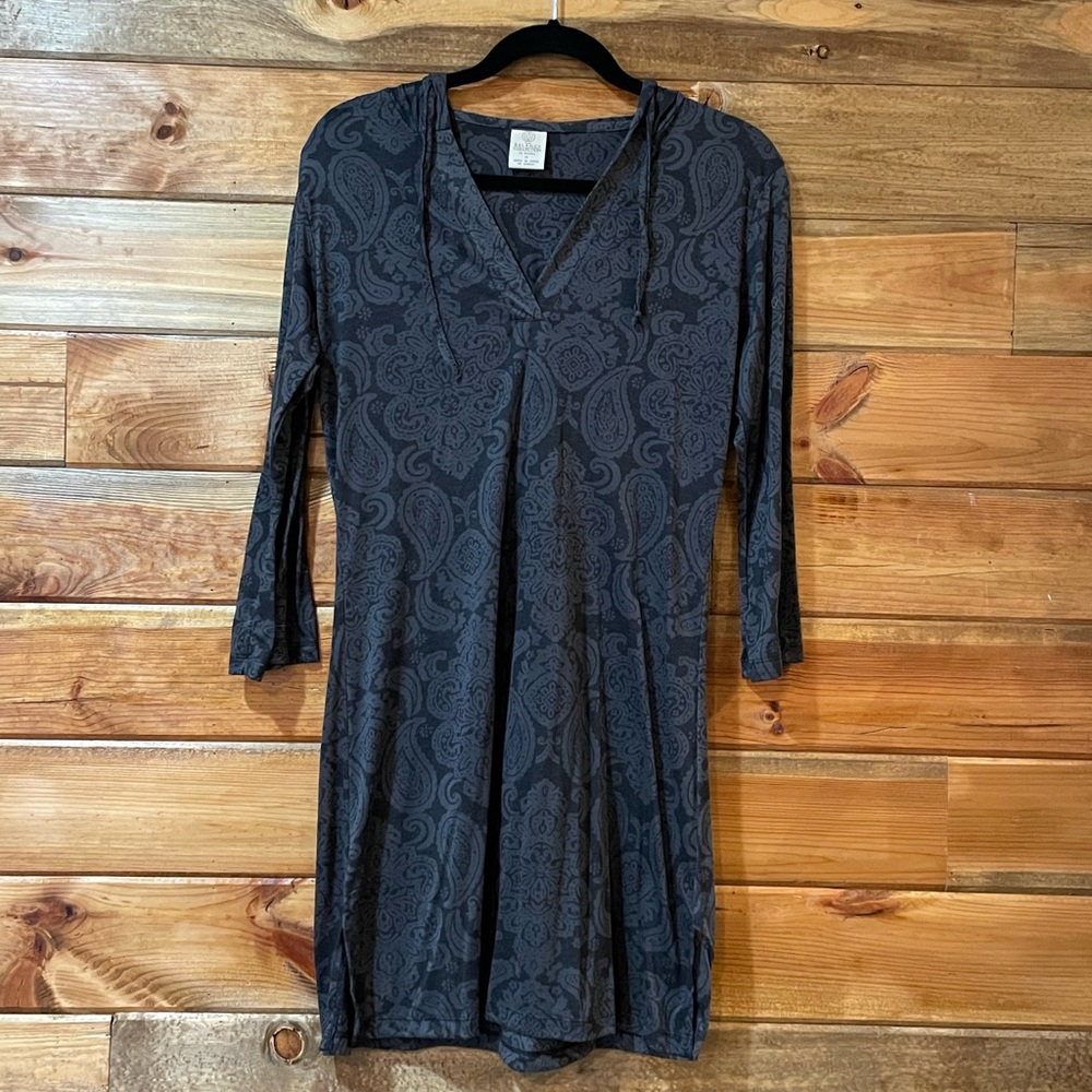 Light weigh long sleeve shirt with paisley pattern. Medium